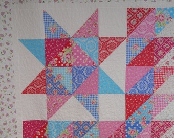 Edredón de estrellas hecho a mano: Edredón de tamaño completo con triángulos cuadrados en rosa y azul (187 x 223 cm)