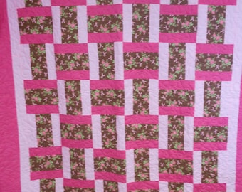 Edredón de tamaño completo hecho a mano: Cintas y rosas rosas, diseño de bloques tejidos (187 x 199 cm)