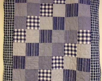 Couette pour bébé bleue et à carreaux faite main, couette pour lit de bébé 42 x 48 po