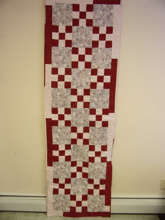 Gesteppter Bettläufer: Rot & Grau Nine-Patch Design (72cm x 221cm)