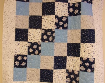 Édredon fait main bleu et hiboux pour bébé, couette pour lit de bébé 42 x 48 po