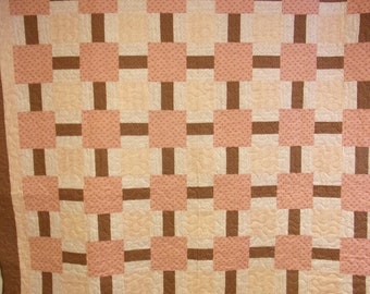 Handgemachter Patchwork Queen Quilt: Rosa-braune Baumwollbettwäsche (87" x 98"")