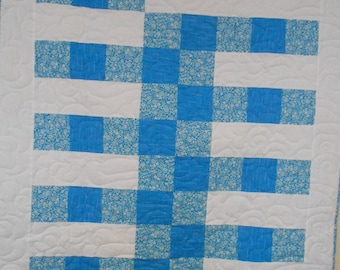 Ręcznie robiona kołdra dla niemowląt Blue Bars: nowoczesna bawełniana kołdra do łóżeczka (40" x 48")