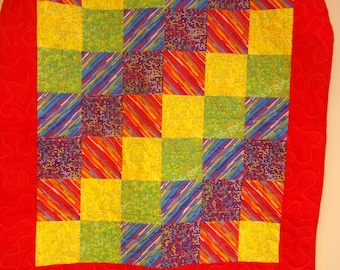 Édredon fait main pour bébé en blocs arc-en-ciel, couette pour lit de bébé 42 x 48 po