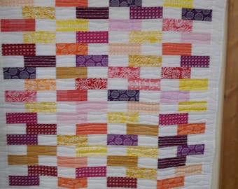 Courtepointe moderne faite main pour bébé : courtepointe lumineuse à motif de blocs (40 x 44 po.)