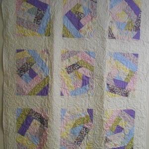 Edredón de parches locos hecho a mano: bloques grandes de colores suaves (132 x 165 cm)