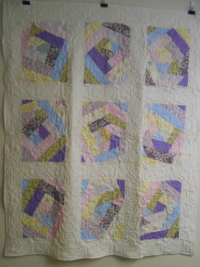 Edredón de parches locos hecho a mano: bloques grandes de colores suaves (132 x 165 cm) imagen 1