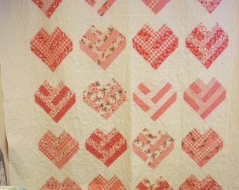 Courtepointe faite main avec ruban rose Cœurs d'espoir, 84 x 92 po