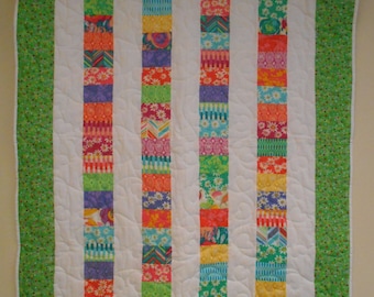 Couette pour bébé faite main : courtepointe pour lit de bébé à rayures de couleur moderne (41 x 52 po.)