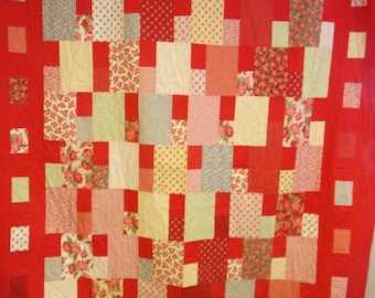 Courtepointe rouge faite main, 73 x 83 po.