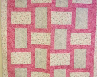 Édredon rose et gris fait main, 50 x 60 po.