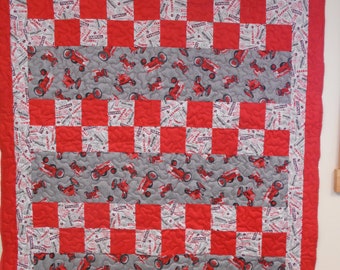 Edredón de tractor Farmall: algodón rojo y gris, hecho a mano, 127 x 167 cm