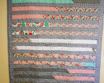 Edredón de rayas hecho a mano: Edredón de algodón gris, rosa y verde (127 x 175 cm)