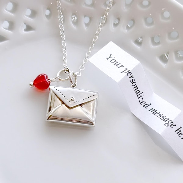 Collar con carta de amor en plata de ley: medallón con mensaje personalizado y dije de corazón rojo