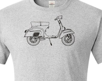 Könnte beinhalten: Ein graues T-Shirt mit einer schwarzen Linienzeichnung eines Vintage-Rollers auf der Vorderseite. Der Roller hat eine abgerundete Front und einen Einzelsitz.