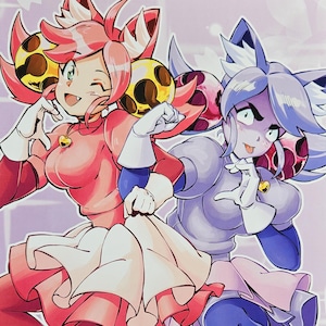 Op de afbeelding: Een rechthoekige kunstdruk met twee katachtige anime-figuren. Eén figuur heeft roze haar en een koraalkleurige outfit, de andere heeft blauw haar en een lavendelkleurige outfit. Beiden dragen witte handschoenen, halsbanden met gouden belletjes en rokjes.