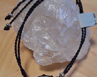 Rock crystal bracelet with macrame and braiding techniques