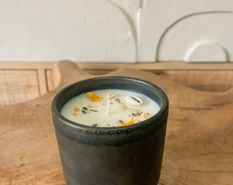 Bougie faite à la main dans un mug géométrique cire de soja et senteur de grasse linge propre