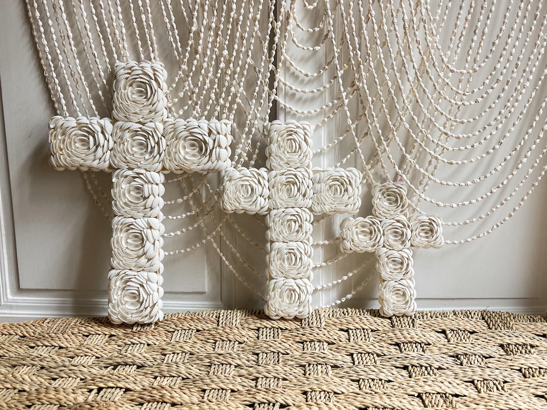Croix en coquillages blancs fait main à Bali accroche murale