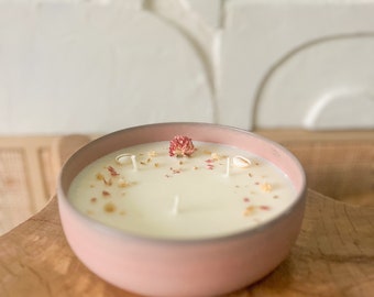 Bougie faite à la main dans un bol rose cire de soja et parfum de grasse fleur de cerisier