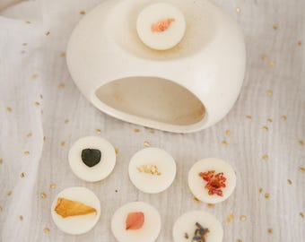 Scented wax melt in the shape of a sphere with the scent of Grasse, linen. White musk, vanilla orchid, rose, jasmine, fresh linen wedding