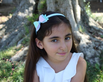 Cerchietto con fiocco scintillante: accessorio per capelli con glitter arcobaleno