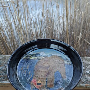 Assiette à tarte en poterie faite à la main avec un grizzly attrapant du saumon sur fond de montagne image 6