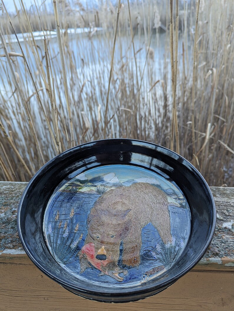 Assiette à tarte en poterie faite à la main avec un grizzly attrapant du saumon sur fond de montagne image 6