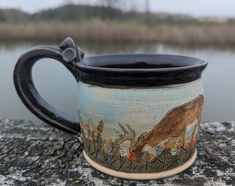 Cerf et cerf de Virginie paissant dans les fleurs Tasse à café et tasse à thé en poterie de grès faite main