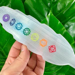 Gran selenita con símbolos de chakras, selenita de fuerte energía, energías de Reiki bendecidas con pilares de selenita, obeliscos con símbolos de chakras de selenita.