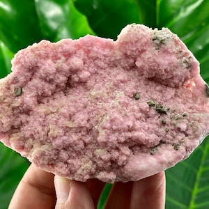 Dessus de couleur rose en rhodochrosite avec stilbite provenant du minerai de Davidkovo déposé, Bulgarie, cristal rose, cristal de rodochrosite, pierre, dessus de couleur rose,