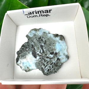 Blauwe larimar uit Dominicaanse Republiek, edelsteen larimar, woondecoratie, blauwe larimar, larimarkristal, larimar-mineraal, edelsteen,