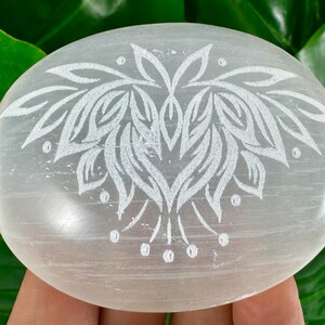 Muy bonita flor de loto de selenita grabada, piedra de preocupación, enredadera de selenita, energía fuerte, piedra de jabón de selenita satinada, palma de selenita grabada a mano