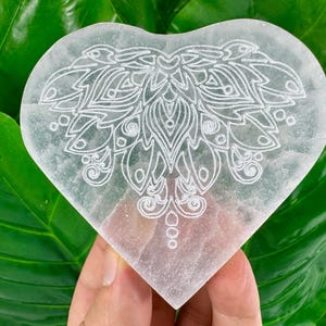 Coeur en sélénite avec coeur de charge de lotus gravé, sélénite à énergie forte, sélénite énergétique, sélénite, coeur de sélénite