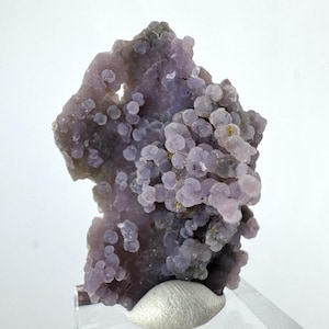 Druivenagaat met gratis standaard uit Indonesisch paarsgroen chalcedoon, collecties, woondecoratie (afmeting 3,5 x 2,5 cm)