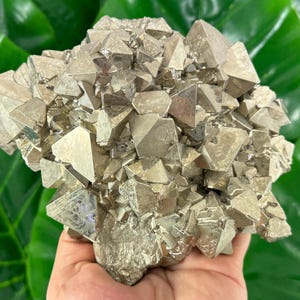 Aesthetic Octahedral Pyrite from Peru,Natural Mineral,Specimen,Cluster,Crystal,stone,Gemstone,Iron Pyrite,Golden