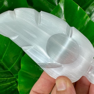 Soporte de esfera de hoja de selenita o para joyería, cristal de selenita tallado a mano, selenita de energía fuerte, limpieza relajante, curación de Reiki, soporte de joyería