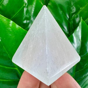 Hermosa pirámide de selenita, curación purificadora, cristales naturales, piedras preciosas, cristal de regalo, pirámides de selenita, cristales de energía fuerte, minerales