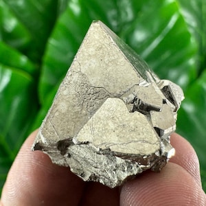 Aesthetic Octahedral Pyrite from Peru,Natural Mineral,Specimen,Cluster,Crystal,stone,Gemstone,Iron Pyrite,Golden N59
