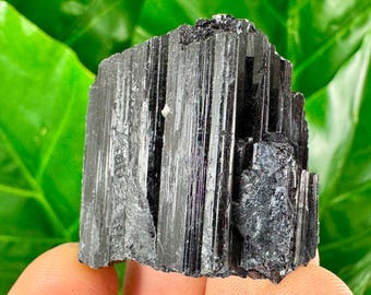 Tronco di tormalina nera grezza: campione minerale naturale, pezzo di cristallo nero