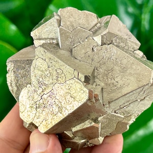 Aesthetic Octahedral Pyrite from Peru,Natural Mineral,Specimen,Cluster,Crystal,stone,Gemstone,Iron Pyrite,Golden