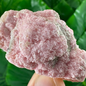 Incroyable rhodochrosite avec stilbite provenant du minerai de Davidkovo déposé, Bulgarie, cristal rose, cristal de rodochrosite, pierre, couleur rose N31