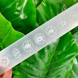 Gran palo de selenita con símbolos de chakras, selenita de energía fuerte, energías de Reiki bendecidas con pilares de selenita, obeliscos con símbolos de chakras de selenita