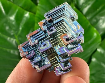 虹色のビスマス結晶標本：幾何学的な金属アート - Etsy 日本