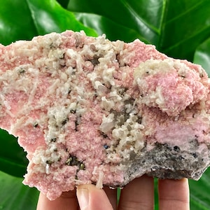 Incroyable rhodochrosite avec stilbite, chalcopyrite, quartz provenant du minerai de Davidkovo déposé, Bulgarie, cristal rose, rhodochrosite.