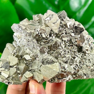 Beautiful Octahedral Pyrite from Peru,Natural Mineral,Specimen,Cluster,Crystal,stone,Gemstone,Iron Pyrite,Golden