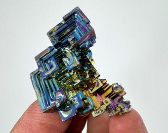 虹色のビスマス結晶標本：幾何学的な金属アート - Etsy 日本