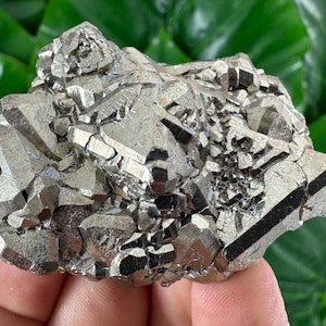 Aesthetic Octahedral Pyrite from Peru,Natural Mineral,Specimen,Cluster,Crystal,stone,Gemstone,Iron Pyrite,Golden,N571