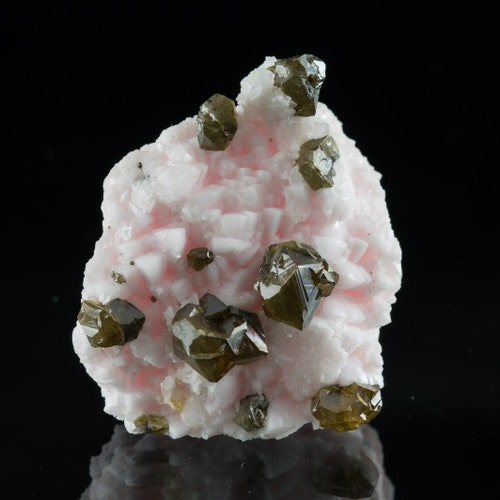 方解石と閃亜鉛鉱をあしらった、驚異的な大粒の黄鉄鉱 - Etsy 日本