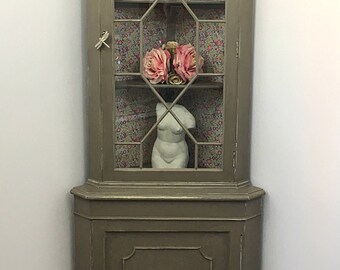 Paris Grey corner cabinet. Living room furniture.Display cabinet. China cabinet. Storage. Grey furniture. Vintage cabinet. Shelving